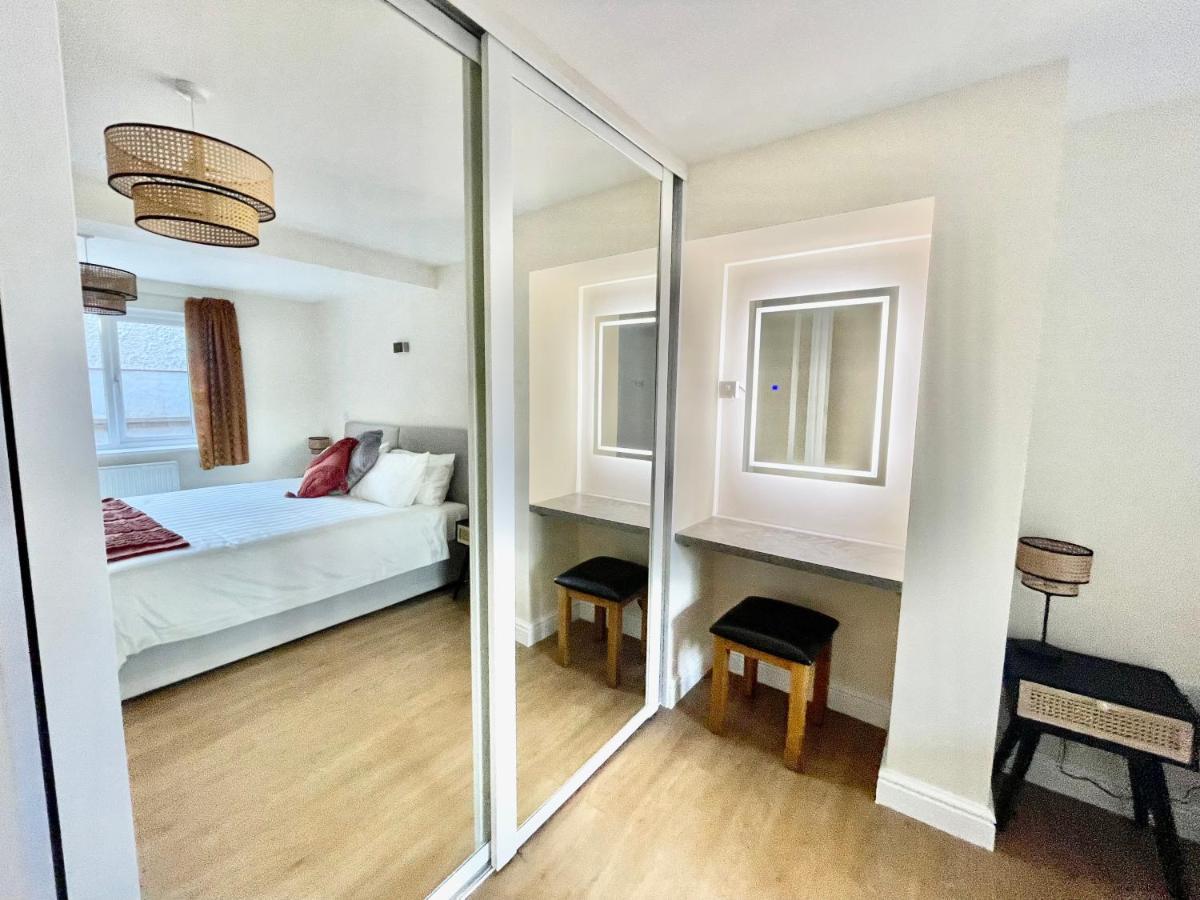 Villa Barcelona à Holyhead Extérieur photo